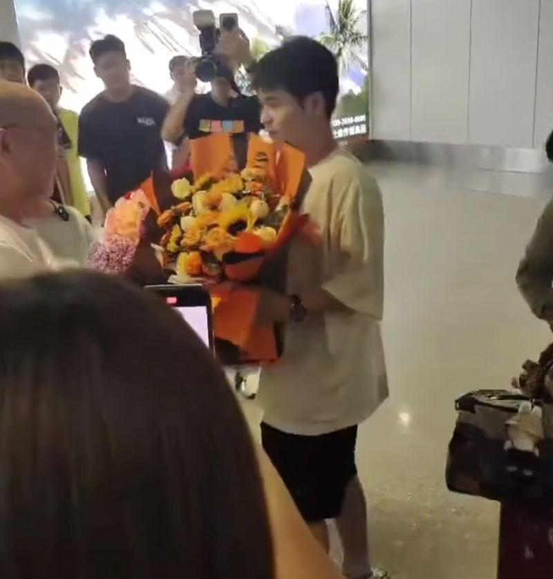 世界杯客户端安装-林诗栋落地海南妈妈接机！石头全程笑容不断 世排重返前5冲破心魔